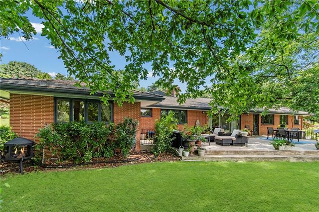 425 S Woodland Drive, Kansas City, MO 64118