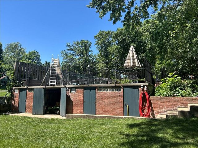 425 S Woodland Drive, Kansas City, MO 64118
