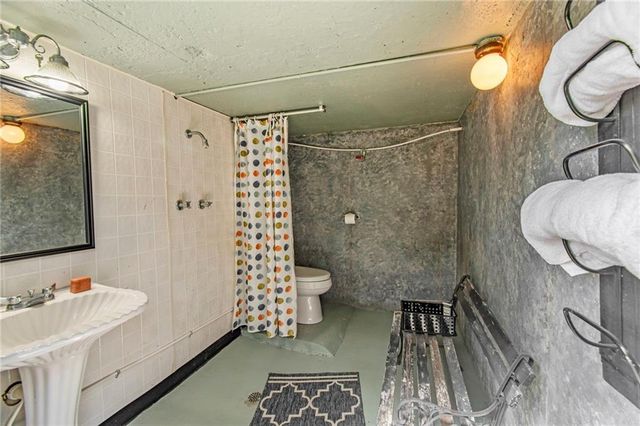 425 S Woodland Drive, Kansas City, MO 64118