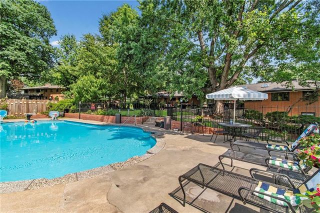 425 S Woodland Drive, Kansas City, MO 64118