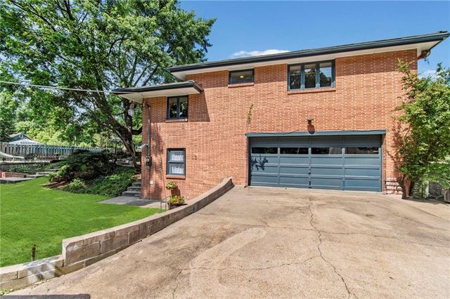 425 S Woodland Drive, Kansas City, MO 64118