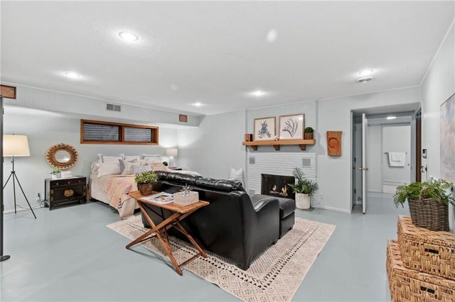 425 S Woodland Drive, Kansas City, MO 64118