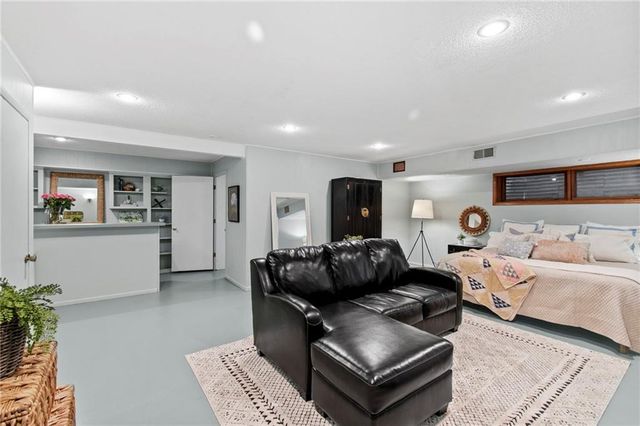 425 S Woodland Drive, Kansas City, MO 64118