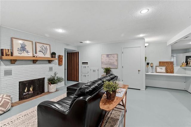 425 S Woodland Drive, Kansas City, MO 64118