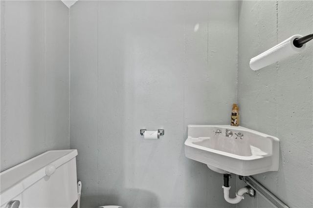 425 S Woodland Drive, Kansas City, MO 64118