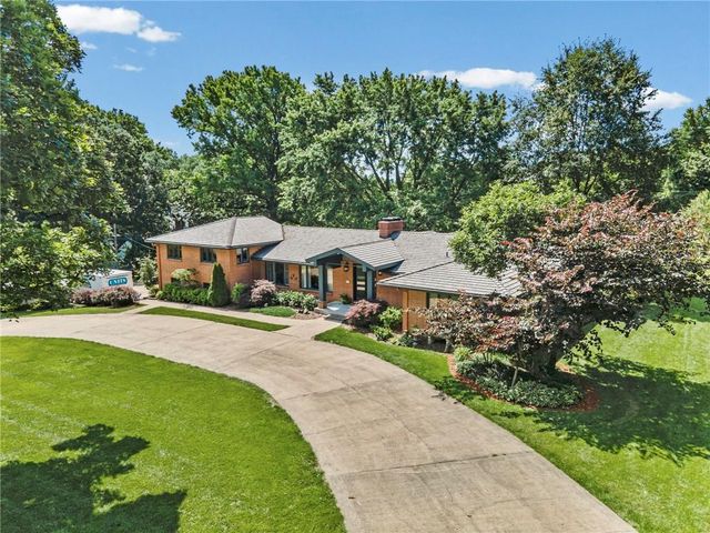 425 S Woodland Drive, Kansas City, MO 64118