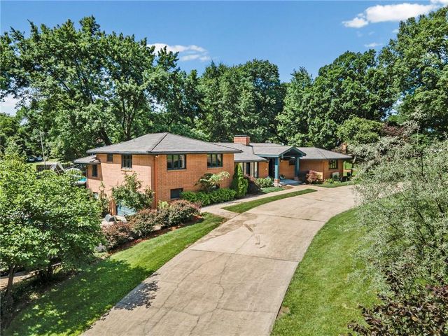 425 S Woodland Drive, Kansas City, MO 64118