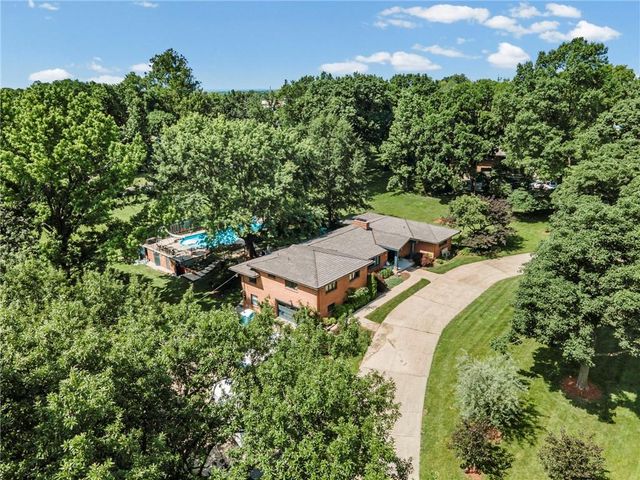 425 S Woodland Drive, Kansas City, MO 64118