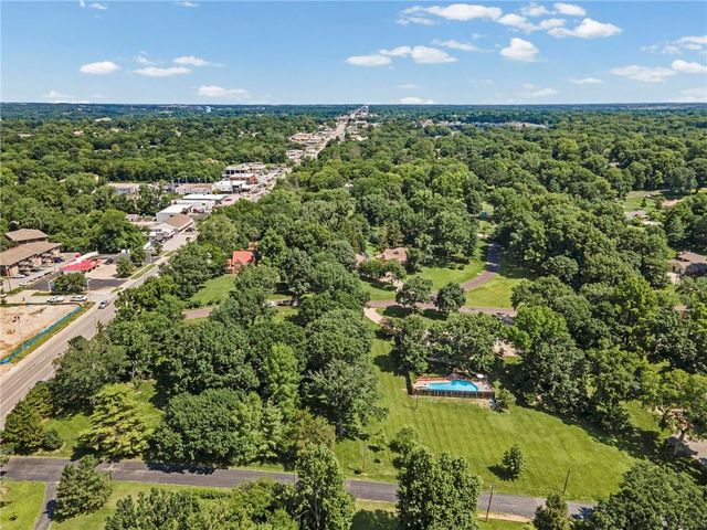 425 S Woodland Drive, Kansas City, MO 64118