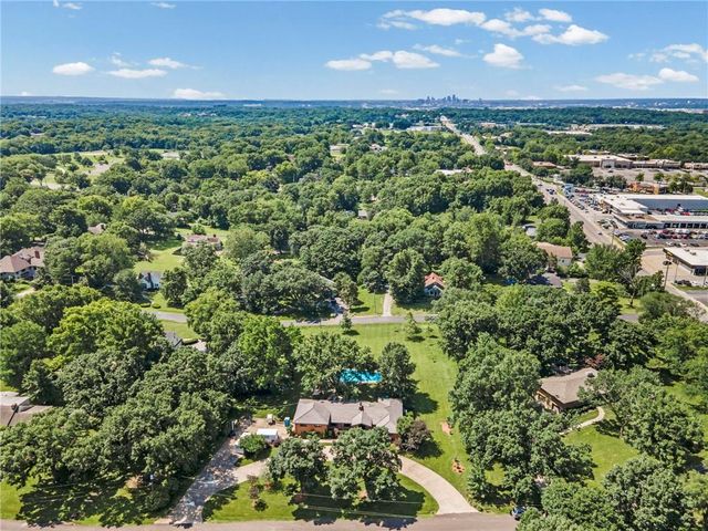425 S Woodland Drive, Kansas City, MO 64118