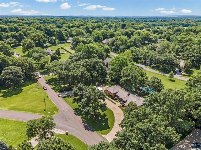 425 S Woodland Drive, Kansas City, MO 64118