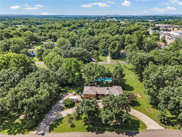 425 S Woodland Drive, Kansas City, MO 64118