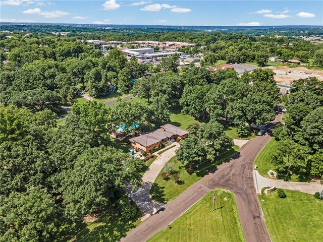 425 S Woodland Drive, Kansas City, MO 64118