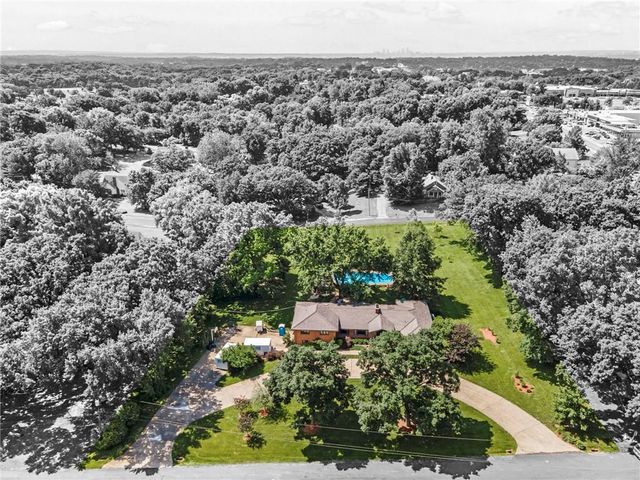 425 S Woodland Drive, Kansas City, MO 64118