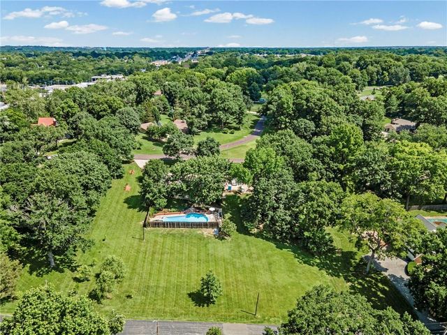425 S Woodland Drive, Kansas City, MO 64118