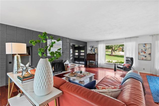 425 S Woodland Drive, Kansas City, MO 64118