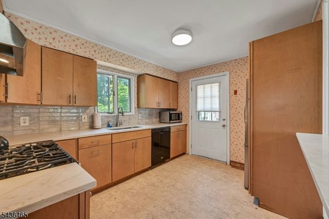 21 Butler Pl, Wanaque Boro, NJ 07420