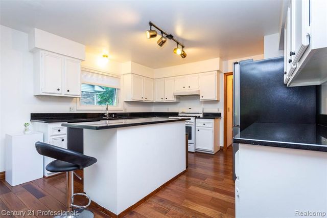 6241 Smithfield Drive, Troy, MI 48085