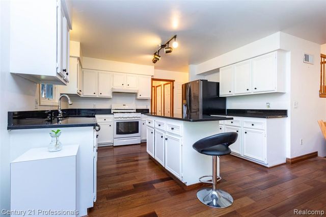 6241 Smithfield Drive, Troy, MI 48085