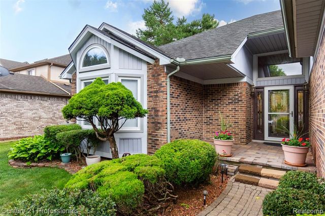 6241 Smithfield Drive, Troy, MI 48085