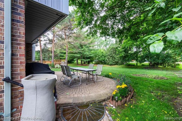 6241 Smithfield Drive, Troy, MI 48085