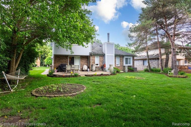 6241 Smithfield Drive, Troy, MI 48085