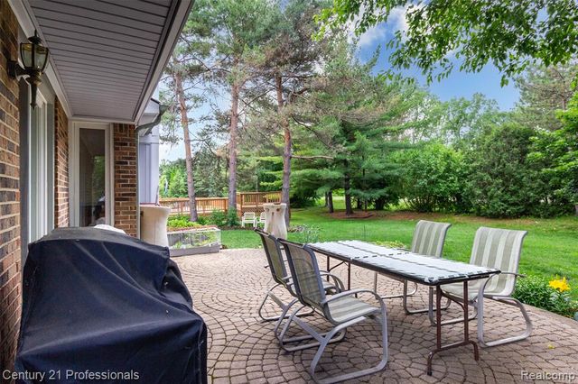 6241 Smithfield Drive, Troy, MI 48085
