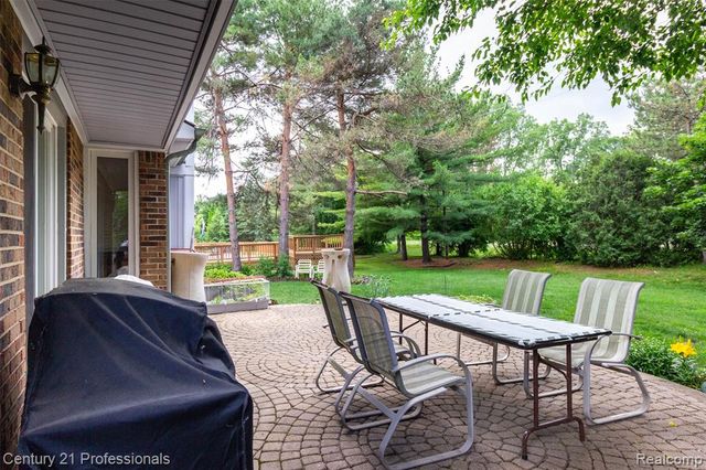 6241 Smithfield Drive, Troy, MI 48085