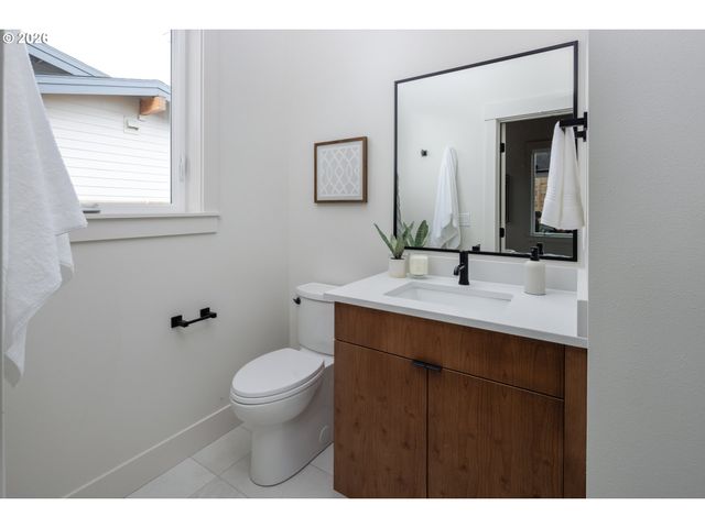 1106 ROCK CREEK Rd, Hood River, OR 97031