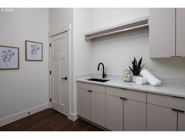 1106 ROCK CREEK Rd, Hood River, OR 97031