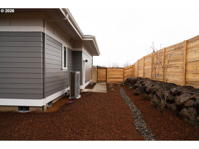 1106 ROCK CREEK Rd, Hood River, OR 97031