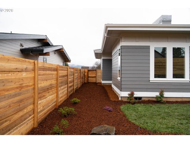 1106 ROCK CREEK Rd, Hood River, OR 97031