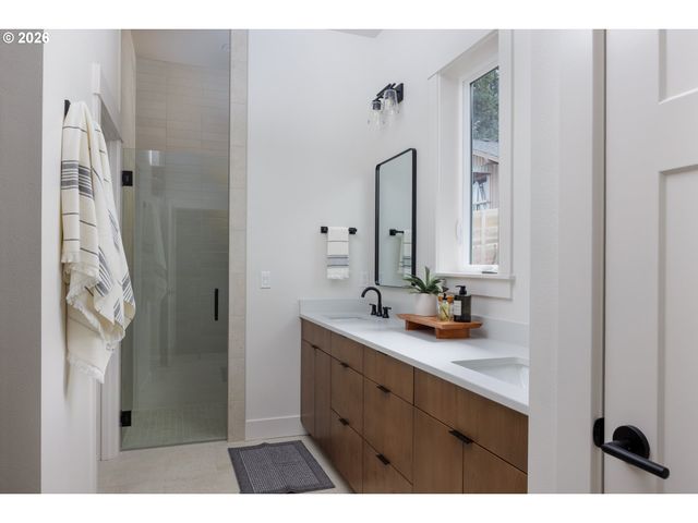 1106 ROCK CREEK Rd, Hood River, OR 97031