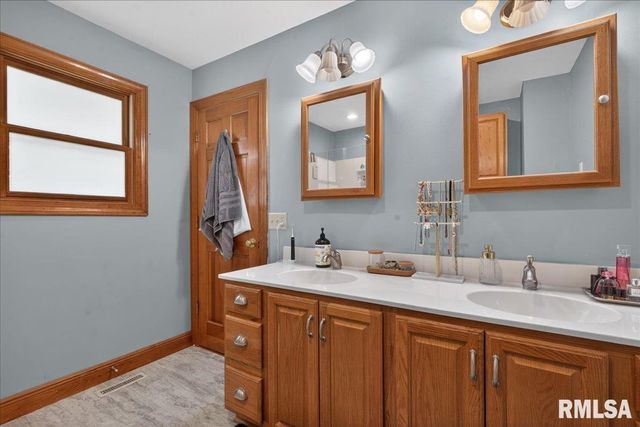 1009 MONARCH Drive, Chatham, IL 62629