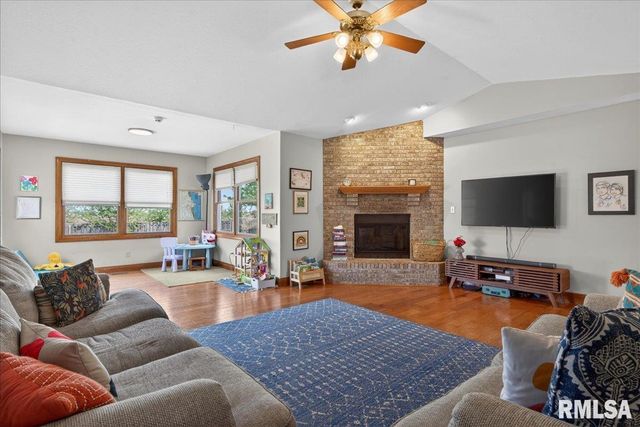 1009 MONARCH Drive, Chatham, IL 62629