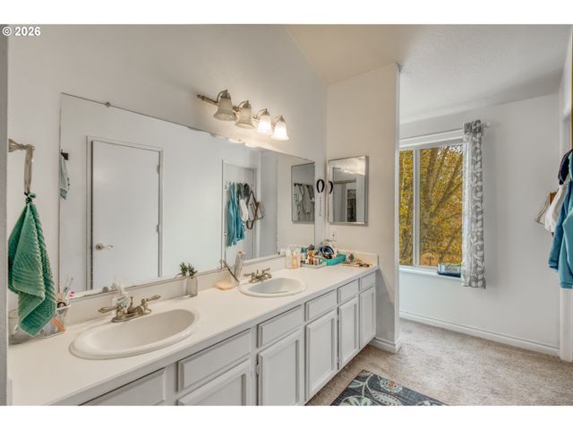 10047 Sw TRAPPER Ter, Beaverton, OR 97008