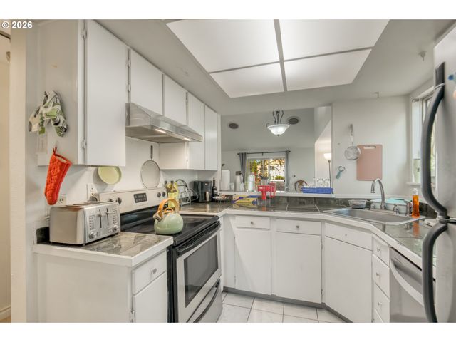 10047 Sw TRAPPER Ter, Beaverton, OR 97008