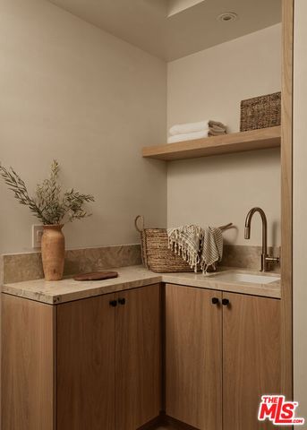 12227 Everglade Street, Los Angeles, CA 90066