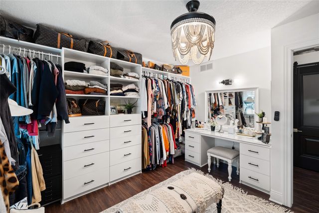 6512 N Winwood Drive, Johnston, IA 50131