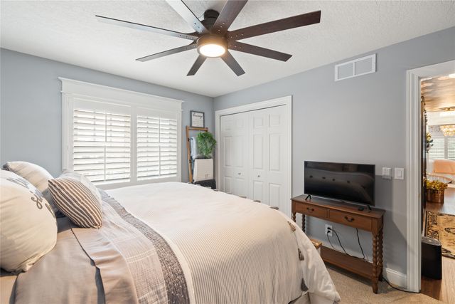 6512 N Winwood Drive, Johnston, IA 50131