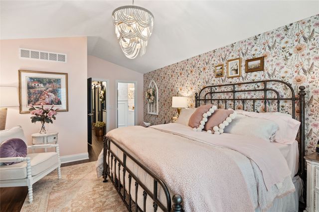 6512 N Winwood Drive, Johnston, IA 50131