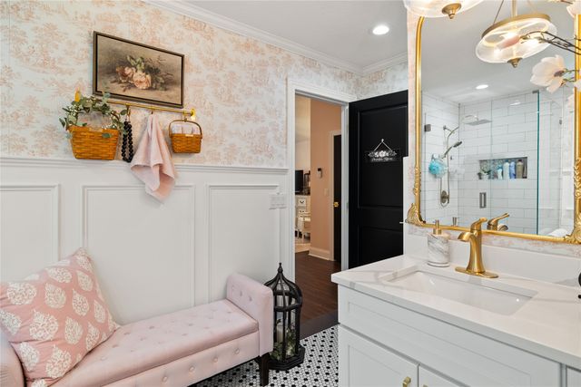 6512 N Winwood Drive, Johnston, IA 50131