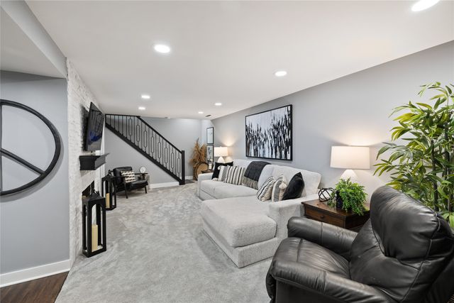 6512 N Winwood Drive, Johnston, IA 50131