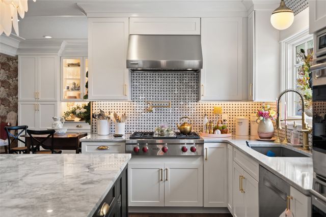 6512 N Winwood Drive, Johnston, IA 50131