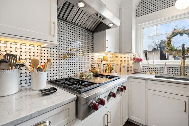 6512 N Winwood Drive, Johnston, IA 50131