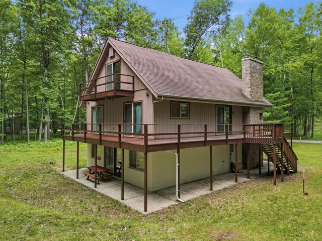 9352 W Circle Drive, Canadian Lakes, MI 49346