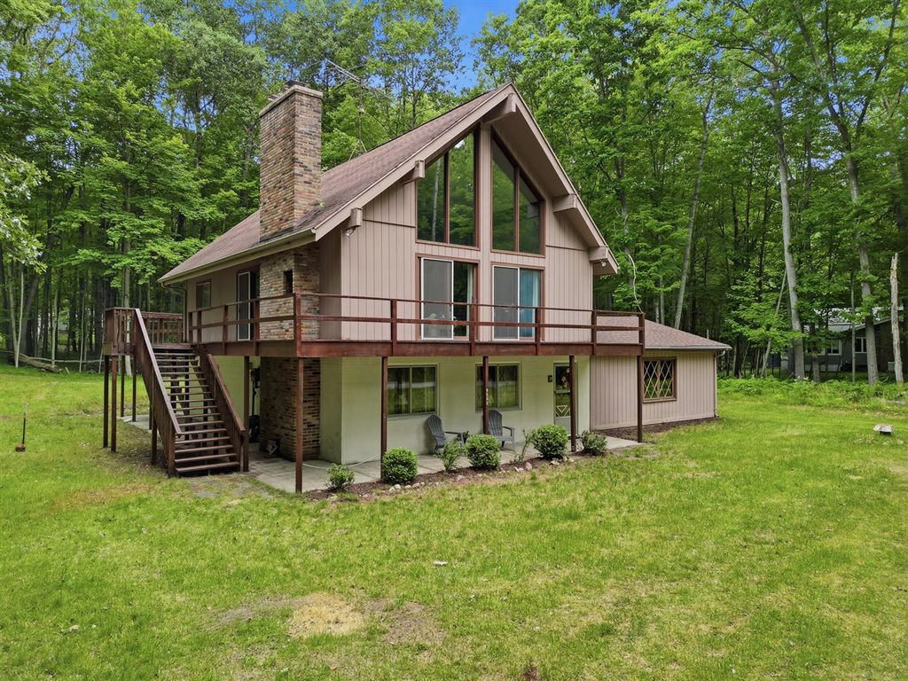9352 W Circle Drive, Canadian Lakes, MI 49346