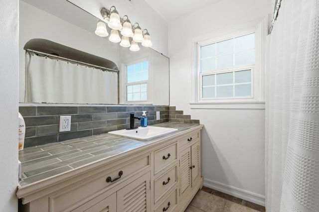 4570 E Tulare Street, Fresno, CA 93702