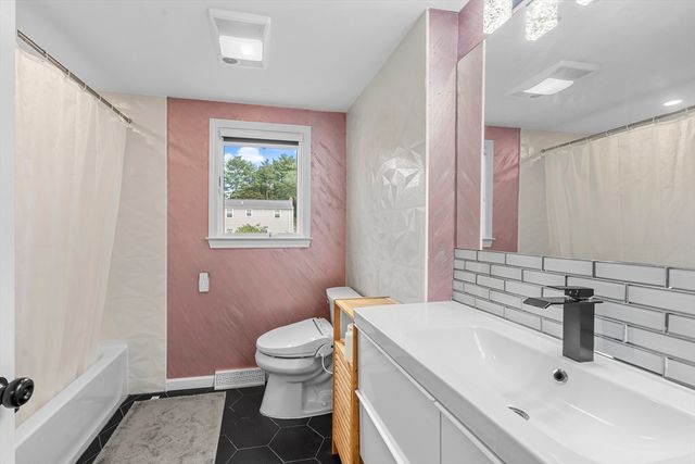 9 Oak Drive, Plainville, MA 02762