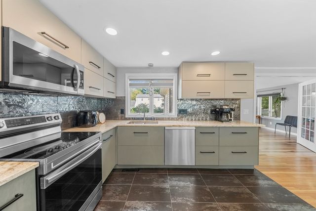 9 Oak Drive, Plainville, MA 02762